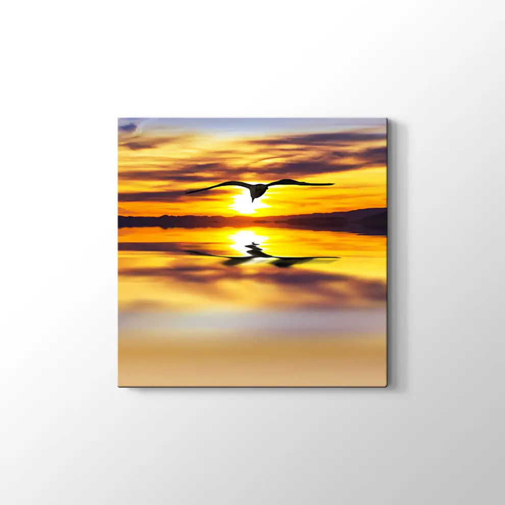 Günbatımı Gökyüzünde Bir Kuş Kanvas Tablo