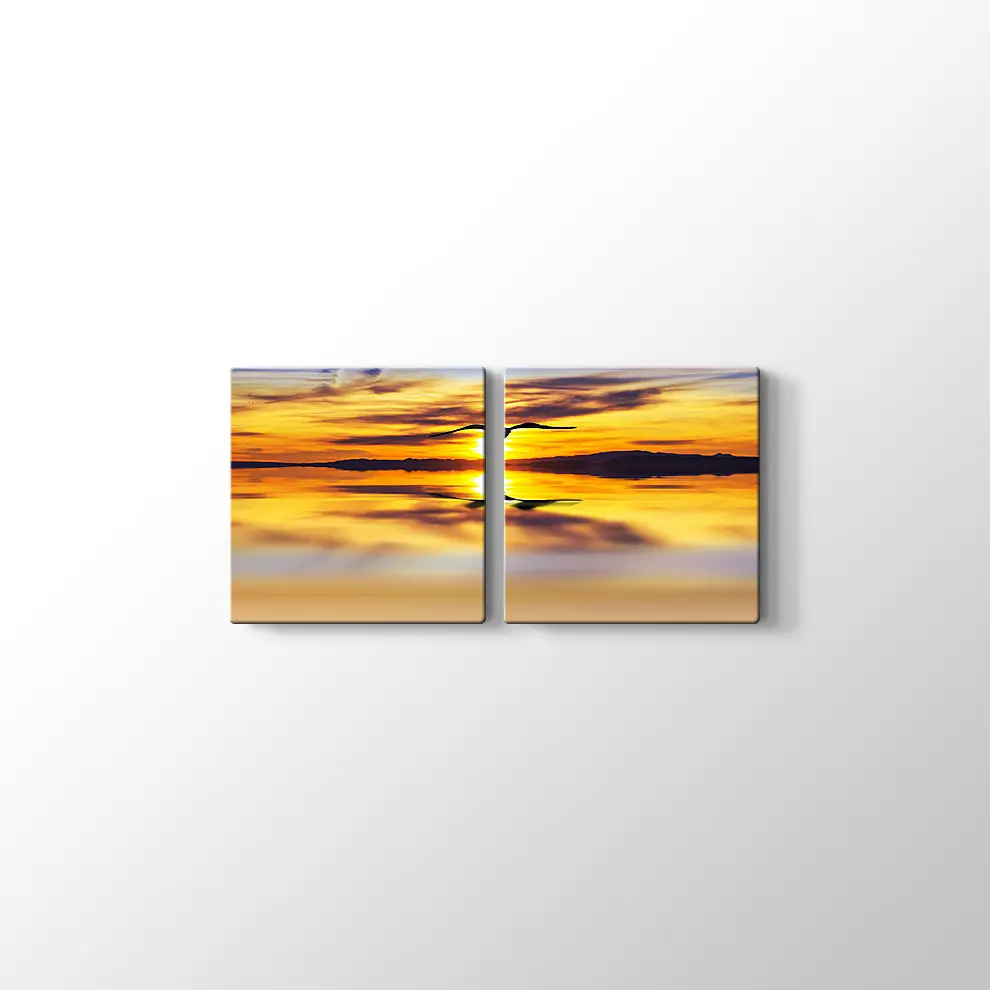 Günbatımı Gökyüzünde Bir Kuş Kanvas Tablo