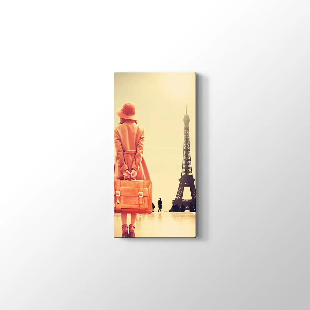 Eyfel Kulesi ve Bavullu Kadın Kanvas Tablo