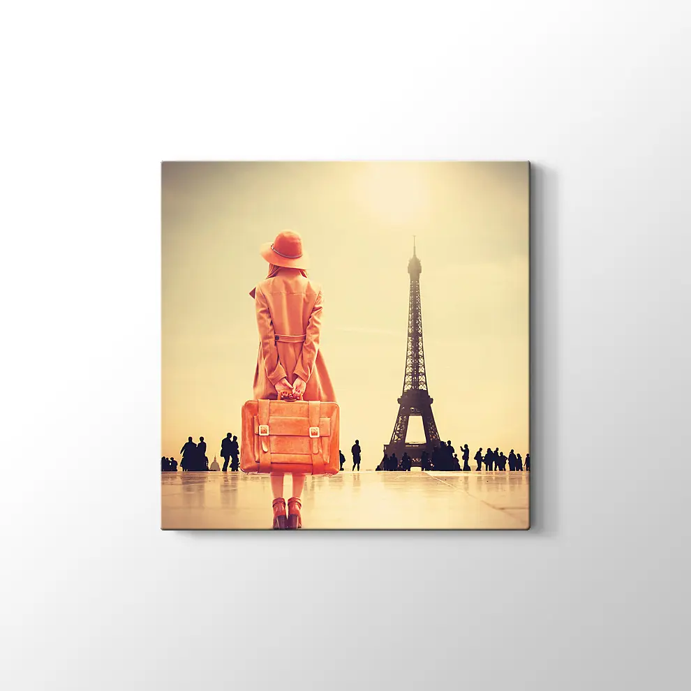Eyfel Kulesi ve Bavullu Kadın Kanvas Tablo