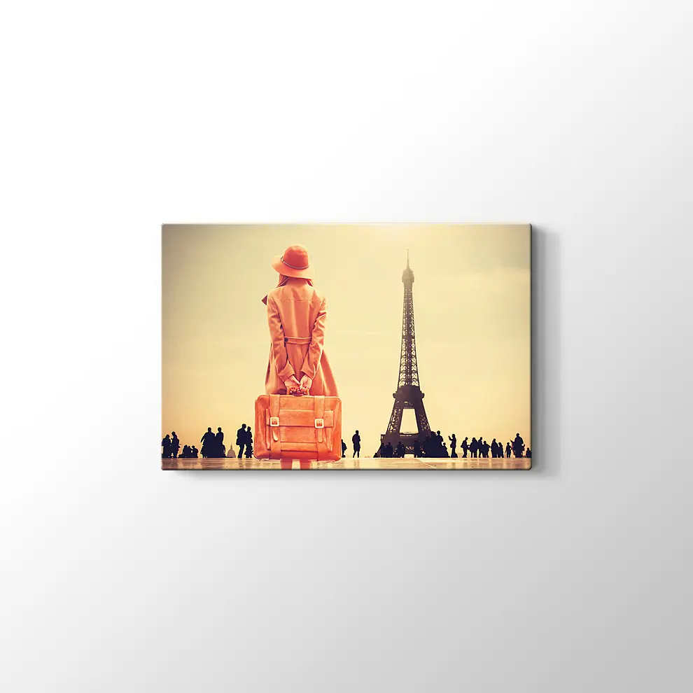 Eyfel Kulesi ve Bavullu Kadın Kanvas Tablo