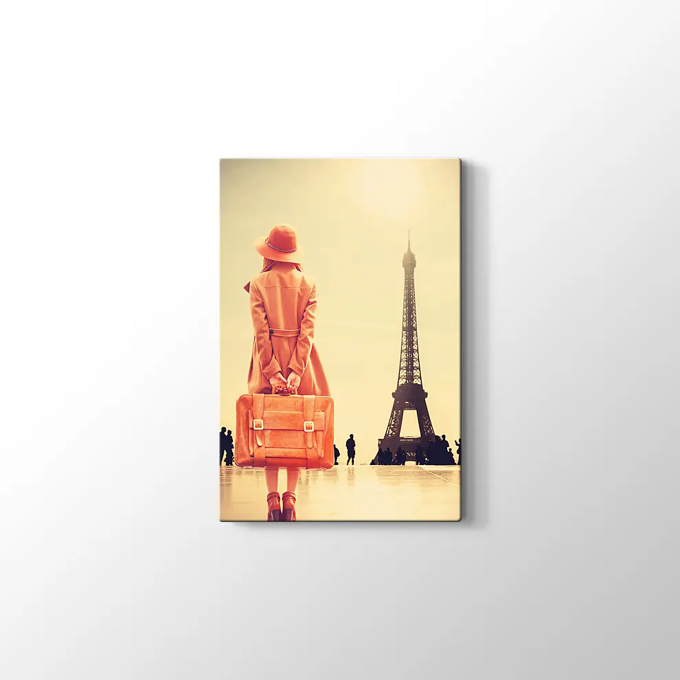 Eyfel Kulesi ve Bavullu Kadın Kanvas Tablo